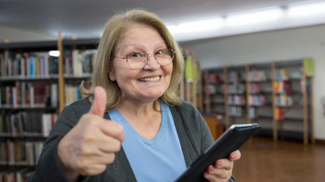 Mulher idosa em uma biblioteca