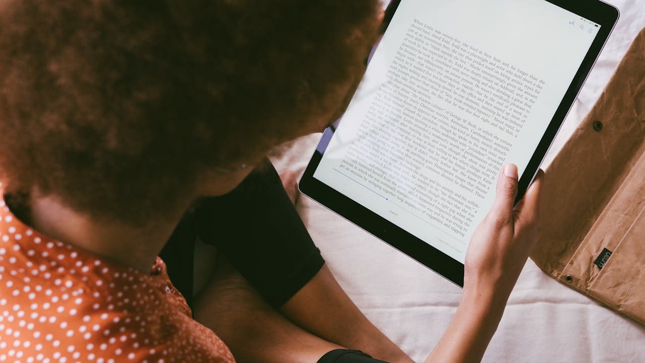 Pessoa lendo um livro digital no leitor de e-books