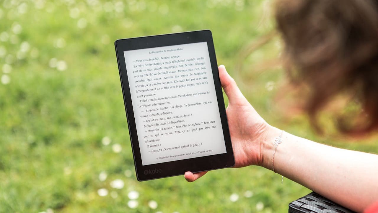 Pessoa lendo e-book no leitor de livros digitais